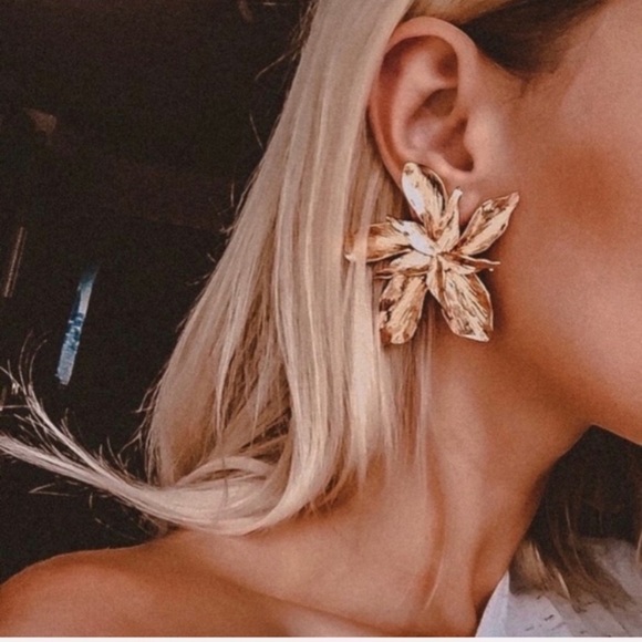 vogue vice btq Jewelry - ✂️Final PRICE✂️NWT Gold floral statement earrings